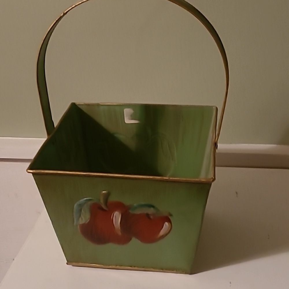 Metal Apple Basket - Picture 3 of 7